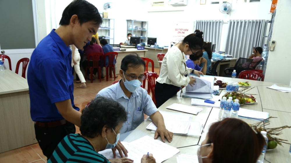 Dù là chủ nhật nhưng tại Ban bồi thường huyện Hóc Môn vẫn rất đông người dân đến làm thủ tục